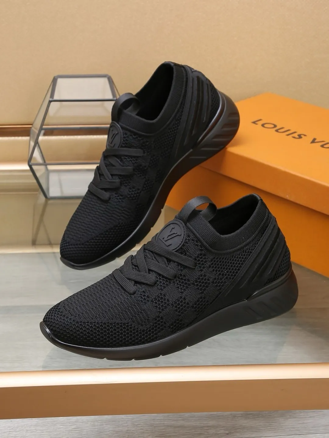 Men's shoes 💰P420💰"LOUI* VUITTO*" latest popular men's casual shoes ✔️This model is made of the original breathable fly woven fabric. The real thing is super shiny⚡️ Fashionable and versatile. The toe last shape is firm and full. The soles are LV original molds and can be put in and out at will. It is light and comfortable for the foot~Purely handmade, details determine the quality! Size:38-44